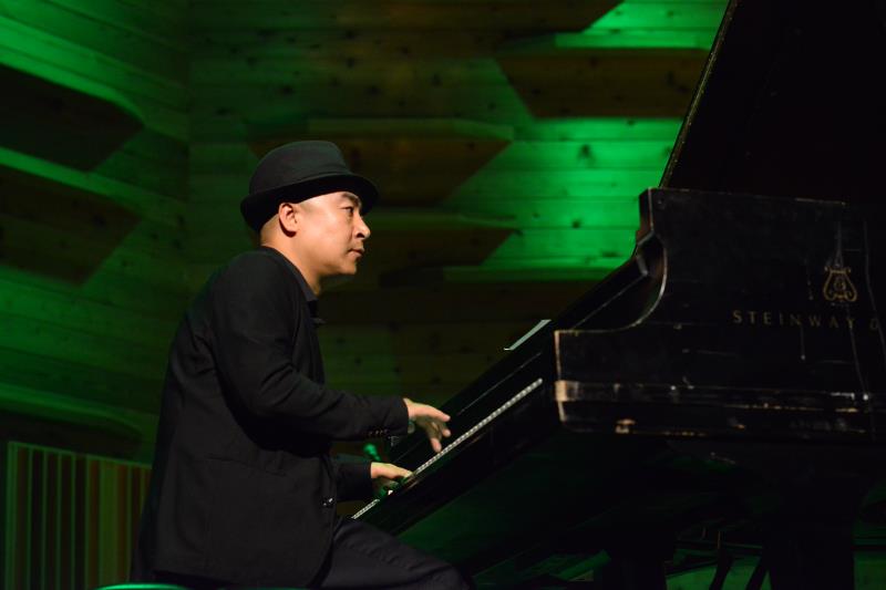 Dongfeng Liu performing